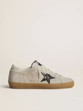 Super-Star da donna in camoscio grigio ghiaccio con stella glitterata argento e linguetta in pelle sul tallone Super-Star da donna in camoscio grigio ghiaccio con stella glitterata argento e linguetta in pelle sul tallone