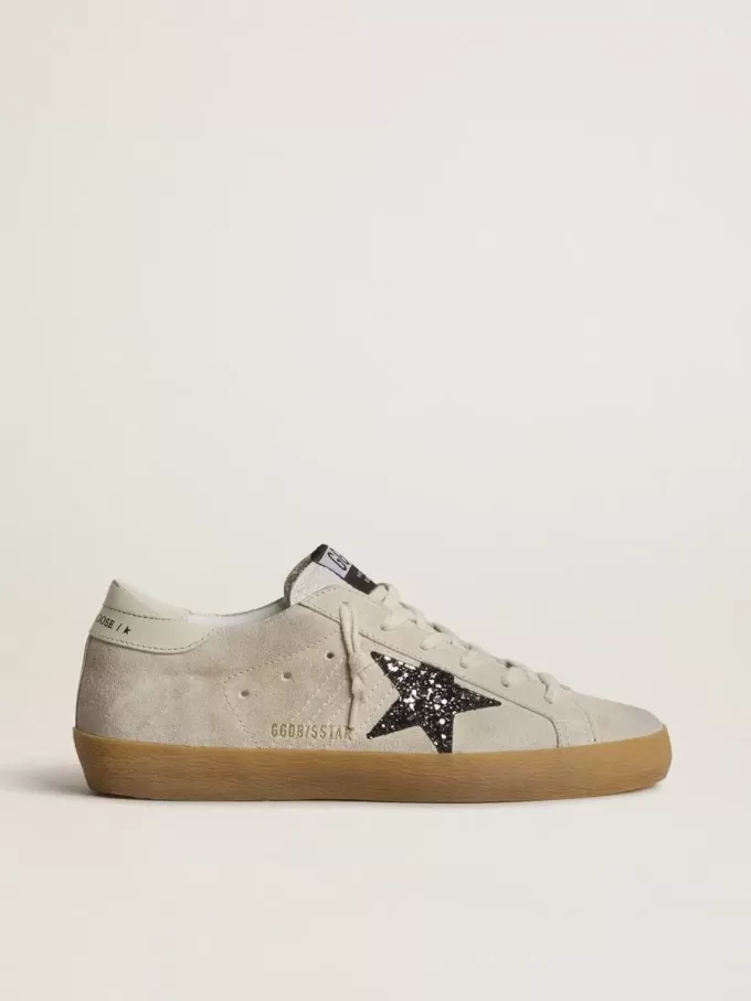 Super-Star da donna in camoscio grigio ghiaccio con stella glitterata argento e linguetta in pelle sul tallone Super-Star da donna in camoscio grigio ghiaccio con stella glitterata argento e linguetta in pelle sul tallone