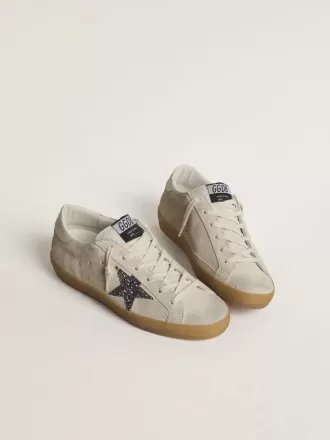 Super-Star da donna in camoscio grigio ghiaccio con stella glitterata argento e linguetta in pelle sul tallone Super-Star da donna in camoscio grigio ghiaccio con stella glitterata argento e linguetta in pelle sul tallone