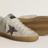 Super-Star da donna in camoscio grigio ghiaccio con stella glitterata argento e linguetta in pelle sul tallone Super-Star da donna in camoscio grigio ghiaccio con stella glitterata argento e linguetta in pelle sul tallone