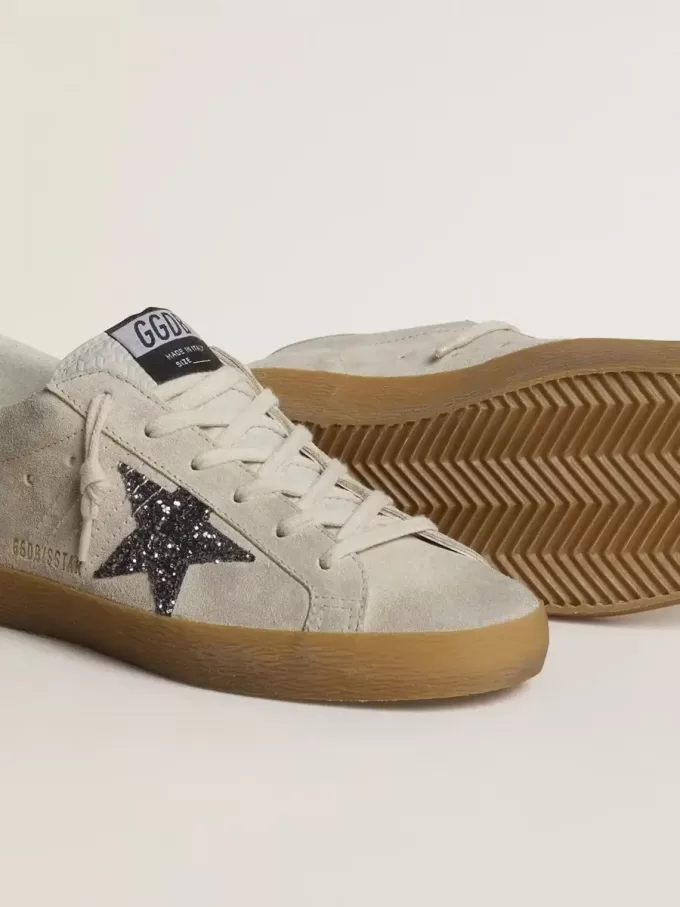 Super-Star da donna in camoscio grigio ghiaccio con stella glitterata argento e linguetta in pelle sul tallone Super-Star da donna in camoscio grigio ghiaccio con stella glitterata argento e linguetta in pelle sul tallone