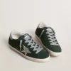 Super-Star da donna in camoscio verde, stella glitterata argento e linguetta in pelle sul tallone Super-Star da donna in camoscio verde, stella glitterata argento e linguetta in pelle sul tallone