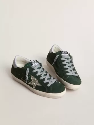 Super-Star da donna in camoscio verde, stella glitterata argento e linguetta in pelle sul tallone Super-Star da donna in camoscio verde, stella glitterata argento e linguetta in pelle sul tallone