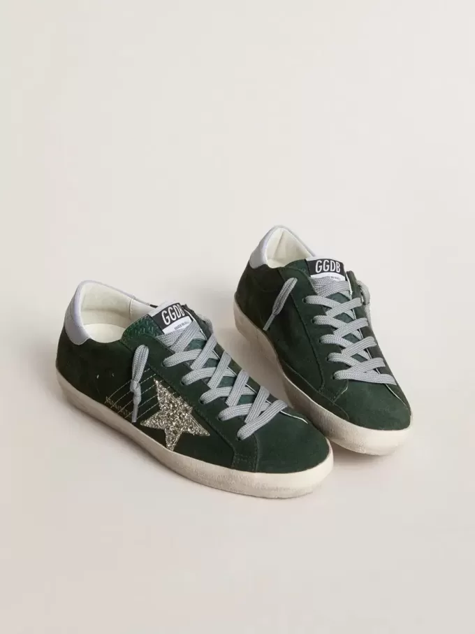 Super-Star da donna in camoscio verde, stella glitterata argento e linguetta in pelle sul tallone Super-Star da donna in camoscio verde, stella glitterata argento e linguetta in pelle sul tallone