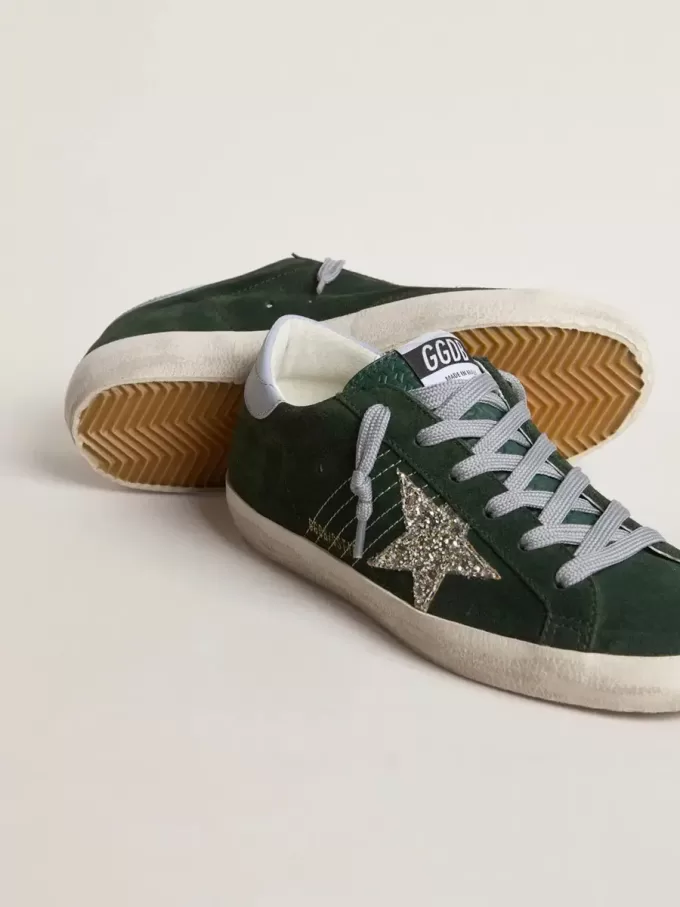 Super-Star da donna in camoscio verde, stella glitterata argento e linguetta in pelle sul tallone Super-Star da donna in camoscio verde, stella glitterata argento e linguetta in pelle sul tallone
