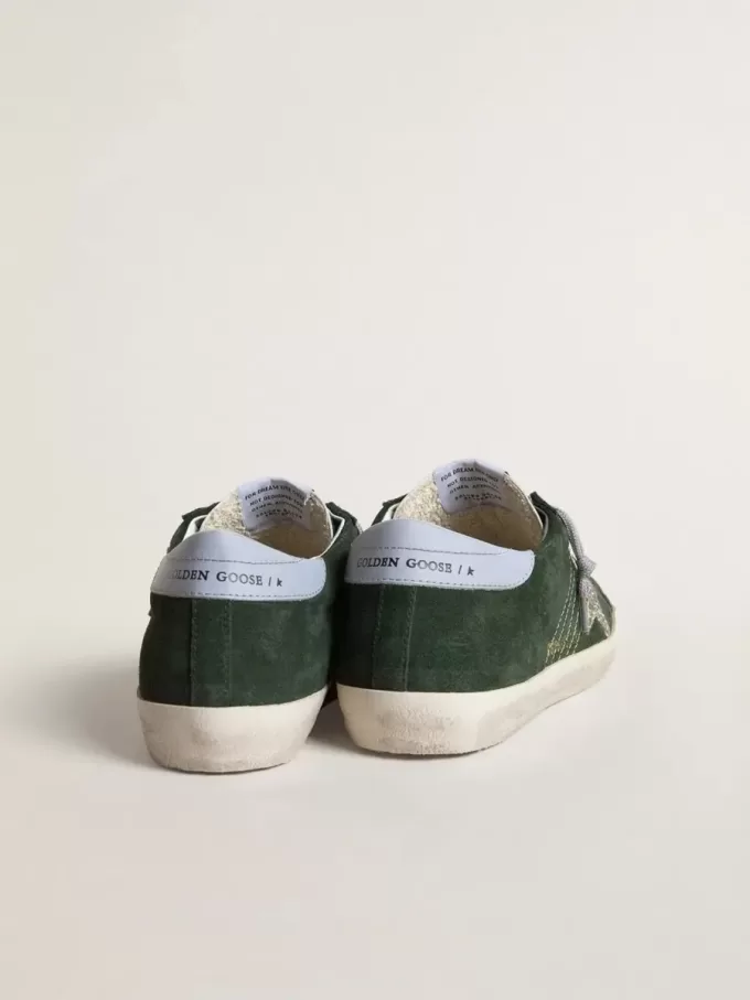 Super-Star da donna in camoscio verde, stella glitterata argento e linguetta in pelle sul tallone Super-Star da donna in camoscio verde, stella glitterata argento e linguetta in pelle sul tallone