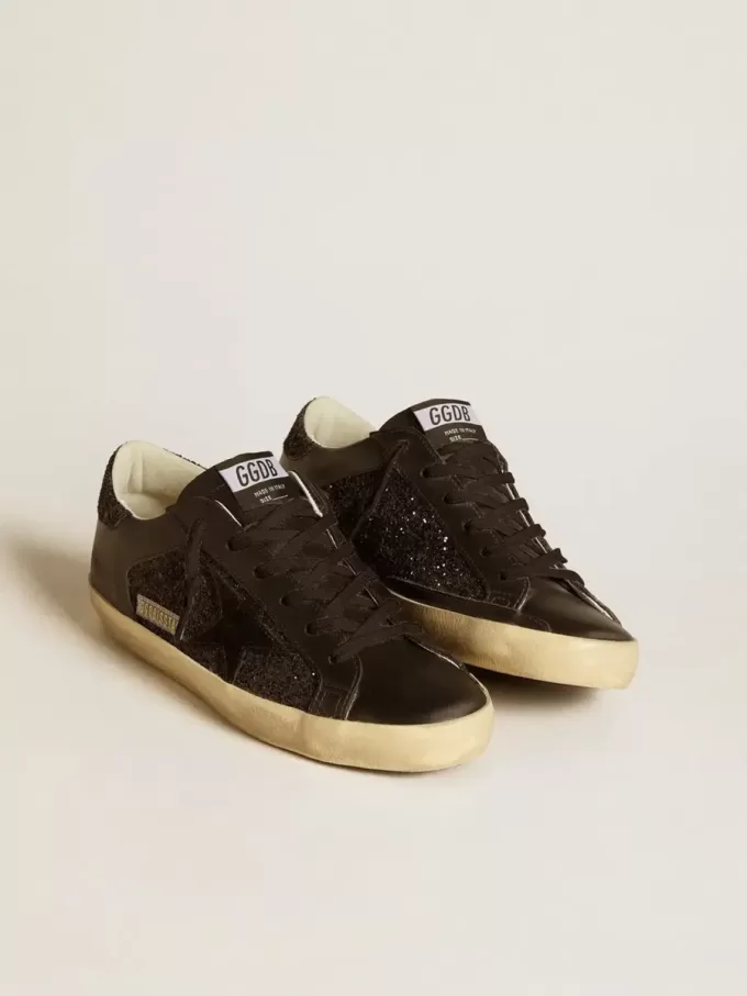 Super-Star da donna in glitter nero con stella in camoscio nero e inserti in pelle Super-Star da donna in glitter nero con stella in camoscio nero e inserti in pelle