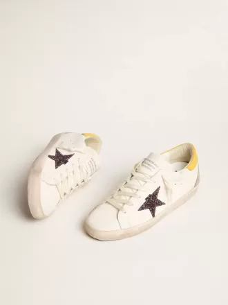Super-Star da donna in materiale biologico con stella glitterata rossa e linguetta in pelle sul tallone Super-Star da donna in materiale biologico con stella glitterata rossa e linguetta in pelle sul tallone