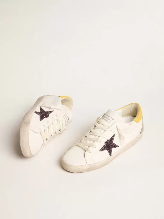 Super-Star da donna in materiale biologico con stella glitterata rossa e linguetta in pelle sul tallone Super-Star da donna in materiale biologico con stella glitterata rossa e linguetta in pelle sul tallone