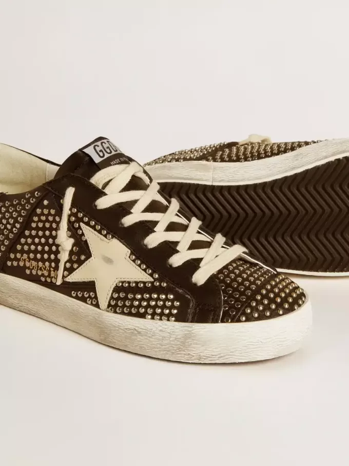 Super-Star da donna in nappa nera con borchie e stella in pelle bianca