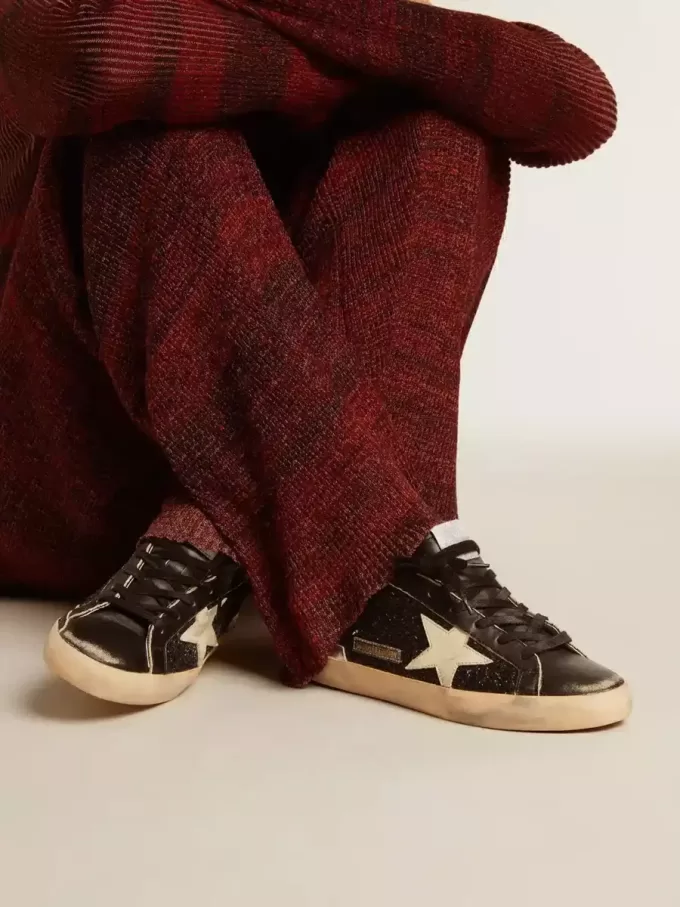 Super-Star da donna in nero glitterato e nappa con stella e tallone in pelle color crema Super-Star da donna in nero glitterato e nappa con stella e tallone in pelle color crema