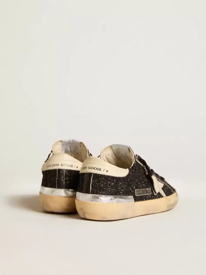 Super-Star da donna in nero glitterato e nappa con stella e tallone in pelle color crema Super-Star da donna in nero glitterato e nappa con stella e tallone in pelle color crema