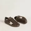Super-Star da donna in pelle marrone scuro con stella in camoscio color crema e borchie Super-Star da donna in pelle marrone scuro con stella in camoscio color crema e borchie