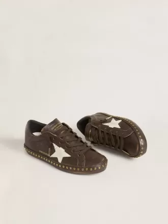 Super-Star da donna in pelle marrone scuro con stella in camoscio color crema e borchie Super-Star da donna in pelle marrone scuro con stella in camoscio color crema e borchie