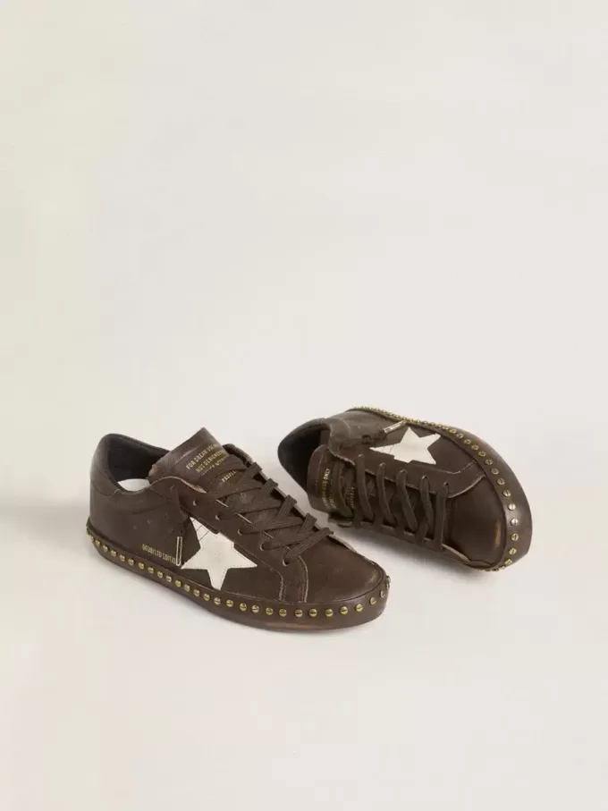 Super-Star da donna in pelle marrone scuro con stella in camoscio color crema e borchie Super-Star da donna in pelle marrone scuro con stella in camoscio color crema e borchie