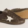Super-Star da donna in pelle marrone scuro con stella in camoscio color crema e borchie Super-Star da donna in pelle marrone scuro con stella in camoscio color crema e borchie