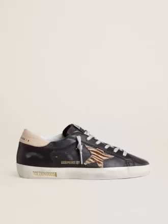 Super-Star da donna in pelle nappa nera con stella in pelle di cavallino con stampa zebrata e linguetta sul tallone in pelle beige Super-Star da donna in pelle nappa nera con stella in pelle di cavallino con stampa zebrata e linguetta sul tallone in pelle beige
