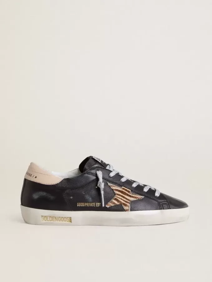 Super-Star da donna in pelle nappa nera con stella in pelle di cavallino con stampa zebrata e linguetta sul tallone in pelle beige Super-Star da donna in pelle nappa nera con stella in pelle di cavallino con stampa zebrata e linguetta sul tallone in pelle beige