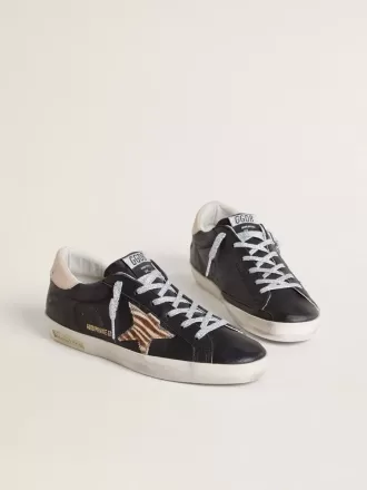 Super-Star da donna in pelle nappa nera con stella in pelle di cavallino con stampa zebrata e linguetta sul tallone in pelle beige Super-Star da donna in pelle nappa nera con stella in pelle di cavallino con stampa zebrata e linguetta sul tallone in pelle beige