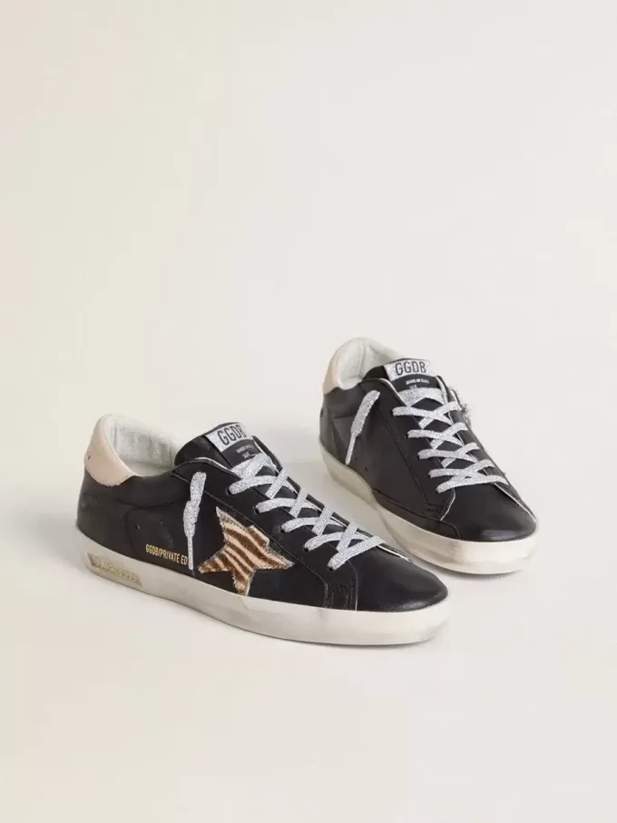 Super-Star da donna in pelle nappa nera con stella in pelle di cavallino con stampa zebrata e linguetta sul tallone in pelle beige Super-Star da donna in pelle nappa nera con stella in pelle di cavallino con stampa zebrata e linguetta sul tallone in pelle beige