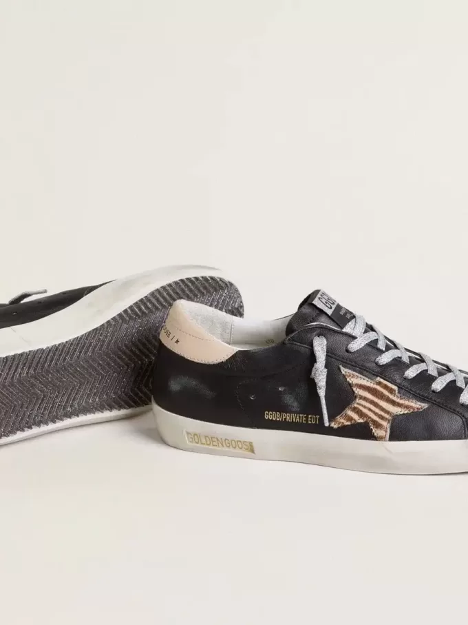 Super-Star da donna in pelle nappa nera con stella in pelle di cavallino con stampa zebrata e linguetta sul tallone in pelle beige Super-Star da donna in pelle nappa nera con stella in pelle di cavallino con stampa zebrata e linguetta sul tallone in pelle beige