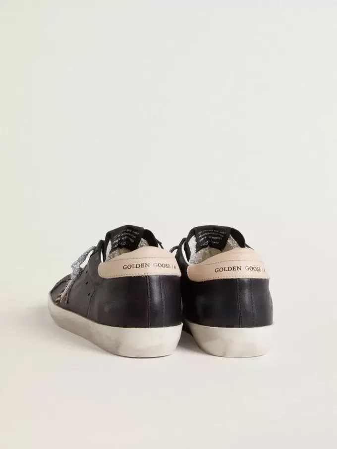 Super-Star da donna in pelle nappa nera con stella in pelle di cavallino con stampa zebrata e linguetta sul tallone in pelle beige Super-Star da donna in pelle nappa nera con stella in pelle di cavallino con stampa zebrata e linguetta sul tallone in pelle beige