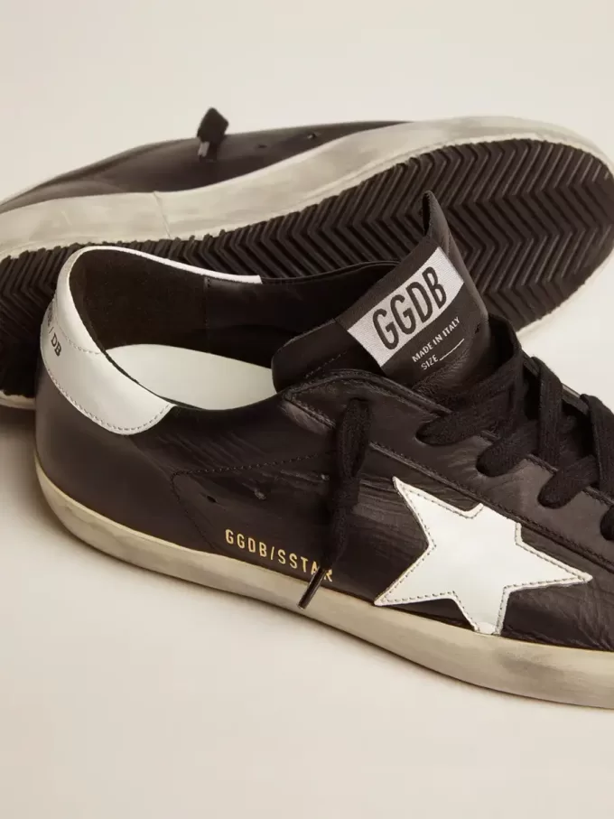 Super-Star da donna in pelle nera con stella e linguetta sul tallone in pelle bianca Super-Star da donna in pelle nera con stella e linguetta sul tallone in pelle bianca
