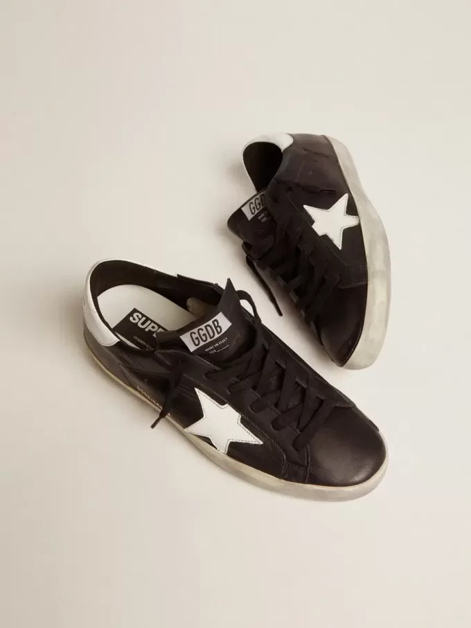 Super-Star da donna in pelle nera con stella e linguetta sul tallone in pelle bianca Super-Star da donna in pelle nera con stella e linguetta sul tallone in pelle bianca