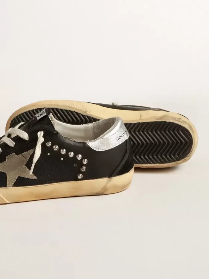 Super-Star da donna in pelle nera e camoscio con borchie argentate