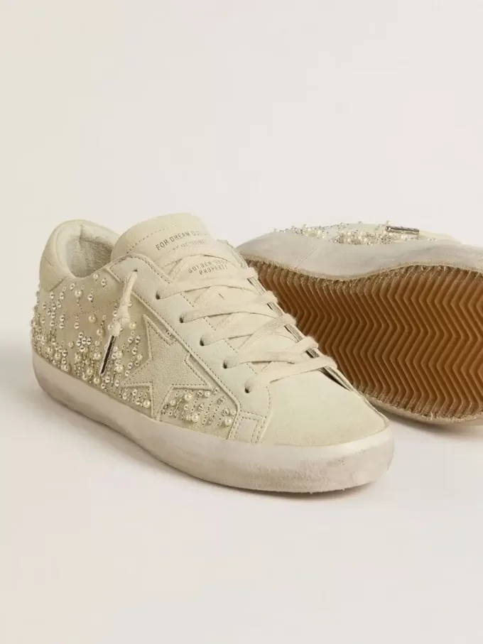 Super-Star da donna in pelle scamosciata beige con perle e cristalli Swarovski Super-Star da donna in pelle scamosciata beige con perle e cristalli Swarovski