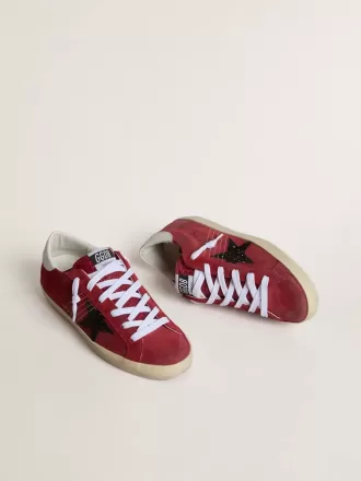 Super-Star da donna in pelle scamosciata rossa con stella glitterata e tallone bianco Super-Star da donna in pelle scamosciata rossa con stella glitterata e tallone bianco