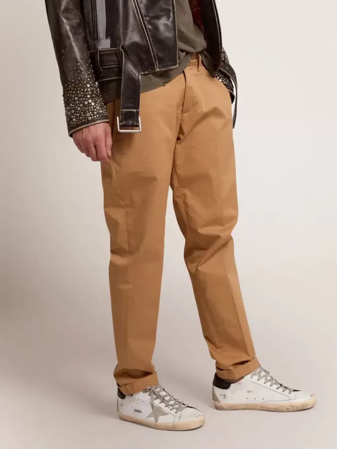 Super-Star da uomo con linguetta nera sul tallone e scritta con borchie metalliche Super-Star da uomo con linguetta nera sul tallone e scritta con borchie metalliche
