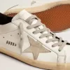 Super-Star da uomo con linguetta nera sul tallone e scritta con borchie metalliche Super-Star da uomo con linguetta nera sul tallone e scritta con borchie metalliche