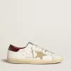 Super-Star da uomo con stella in pelle scamosciata color sabbia e linguetta sul tallone in pelle rossa con stampa cocco Super-Star da uomo con stella in pelle scamosciata color sabbia e linguetta sul tallone in pelle rossa con stampa cocco