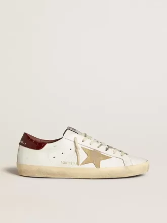 Super-Star da uomo con stella in pelle scamosciata color sabbia e linguetta sul tallone in pelle rossa con stampa cocco Super-Star da uomo con stella in pelle scamosciata color sabbia e linguetta sul tallone in pelle rossa con stampa cocco