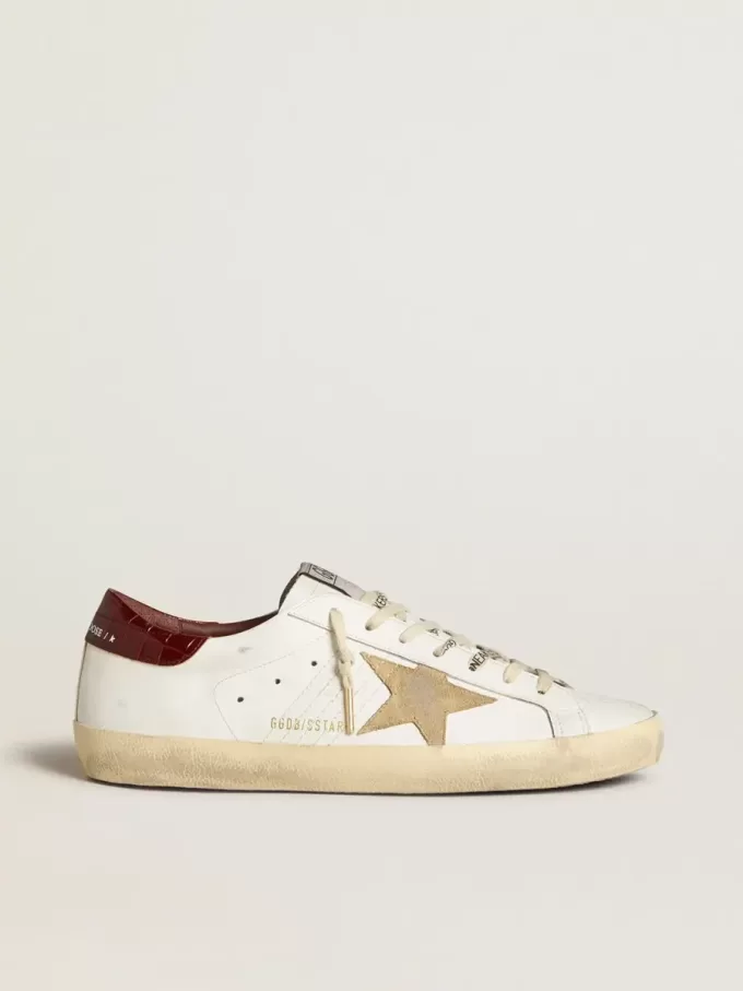 Super-Star da uomo con stella in pelle scamosciata color sabbia e linguetta sul tallone in pelle rossa con stampa cocco Super-Star da uomo con stella in pelle scamosciata color sabbia e linguetta sul tallone in pelle rossa con stampa cocco