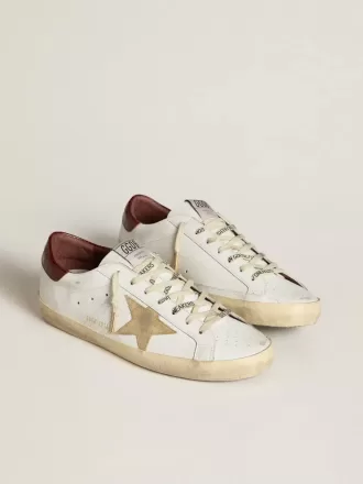 Super-Star da uomo con stella in pelle scamosciata color sabbia e linguetta sul tallone in pelle rossa con stampa cocco Super-Star da uomo con stella in pelle scamosciata color sabbia e linguetta sul tallone in pelle rossa con stampa cocco