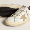 Super-Star da uomo con stella in pelle scamosciata color sabbia e linguetta sul tallone in pelle rossa con stampa cocco Super-Star da uomo con stella in pelle scamosciata color sabbia e linguetta sul tallone in pelle rossa con stampa cocco