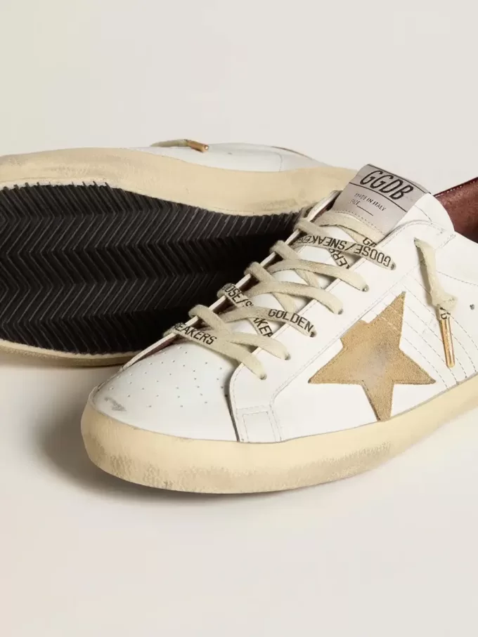 Super-Star da uomo con stella in pelle scamosciata color sabbia e linguetta sul tallone in pelle rossa con stampa cocco Super-Star da uomo con stella in pelle scamosciata color sabbia e linguetta sul tallone in pelle rossa con stampa cocco