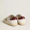 Super-Star da uomo con stella in pelle scamosciata color sabbia e linguetta sul tallone in pelle rossa con stampa cocco Super-Star da uomo con stella in pelle scamosciata color sabbia e linguetta sul tallone in pelle rossa con stampa cocco