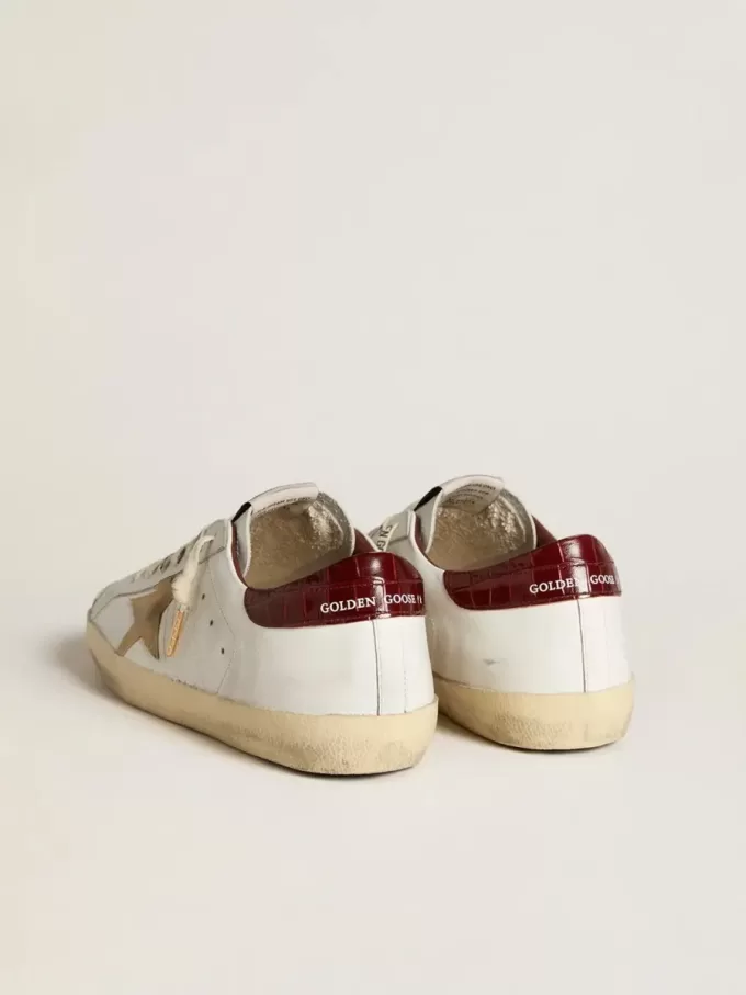 Super-Star da uomo con stella in pelle scamosciata color sabbia e linguetta sul tallone in pelle rossa con stampa cocco Super-Star da uomo con stella in pelle scamosciata color sabbia e linguetta sul tallone in pelle rossa con stampa cocco