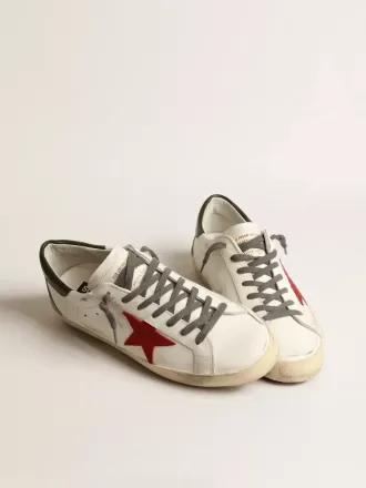 Super-Star da uomo con stella in pelle scamosciata rossa e linguetta sul tallone in pelle verde Super-Star da uomo con stella in pelle scamosciata rossa e linguetta sul tallone in pelle verde