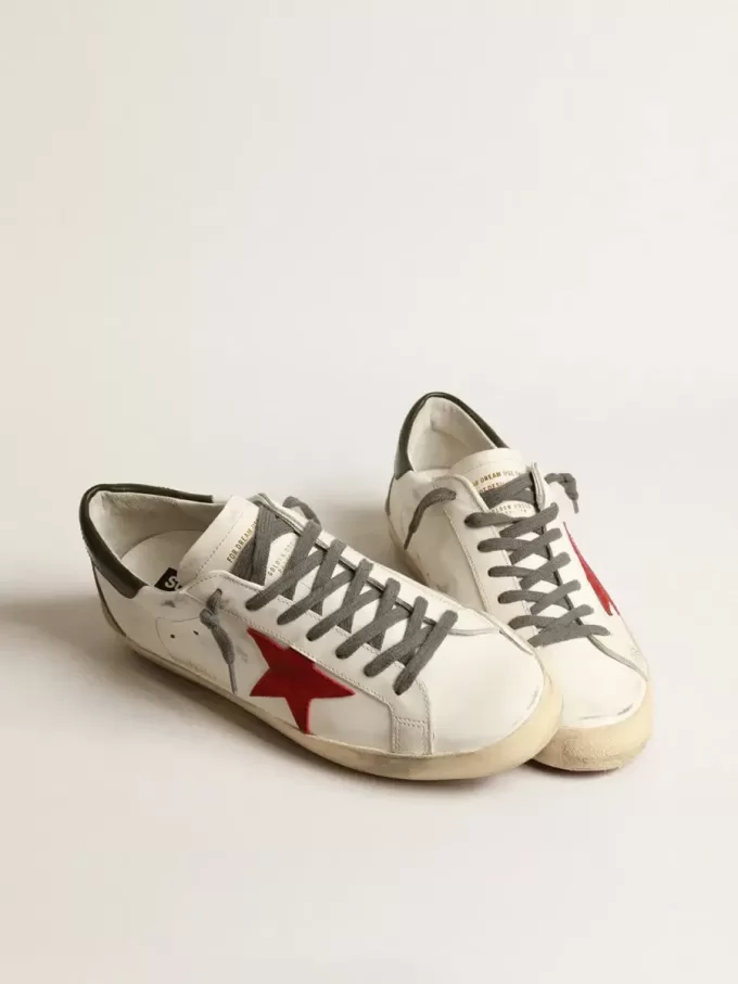 Super-Star da uomo con stella in pelle scamosciata rossa e linguetta sul tallone in pelle verde Super-Star da uomo con stella in pelle scamosciata rossa e linguetta sul tallone in pelle verde