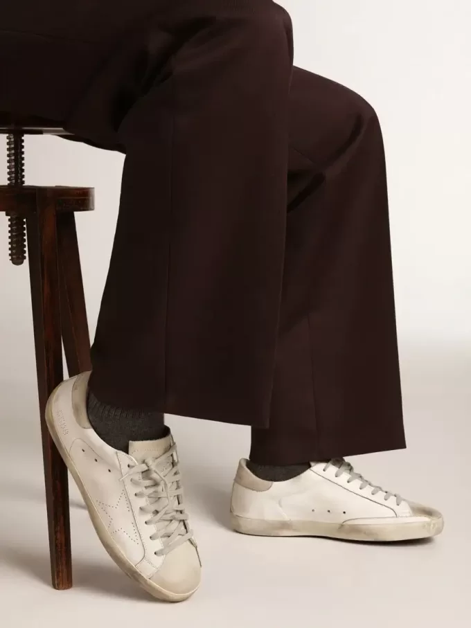 Super-Star da uomo con stella traforata e linguetta sul tallone grigio ghiaccio Super-Star da uomo con stella traforata e linguetta sul tallone grigio ghiaccio