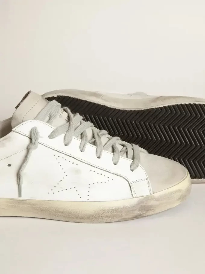 Super-Star da uomo con stella traforata e linguetta sul tallone grigio ghiaccio Super-Star da uomo con stella traforata e linguetta sul tallone grigio ghiaccio