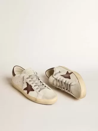 Super-Star da uomo in materiale biologico con stella in tela e linguetta sul tallone in pelle marrone scuro Super-Star da uomo in materiale biologico con stella in tela e linguetta sul tallone in pelle marrone scuro