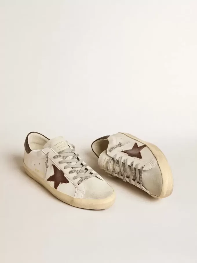 Super-Star da uomo in materiale biologico con stella in tela e linguetta sul tallone in pelle marrone scuro Super-Star da uomo in materiale biologico con stella in tela e linguetta sul tallone in pelle marrone scuro
