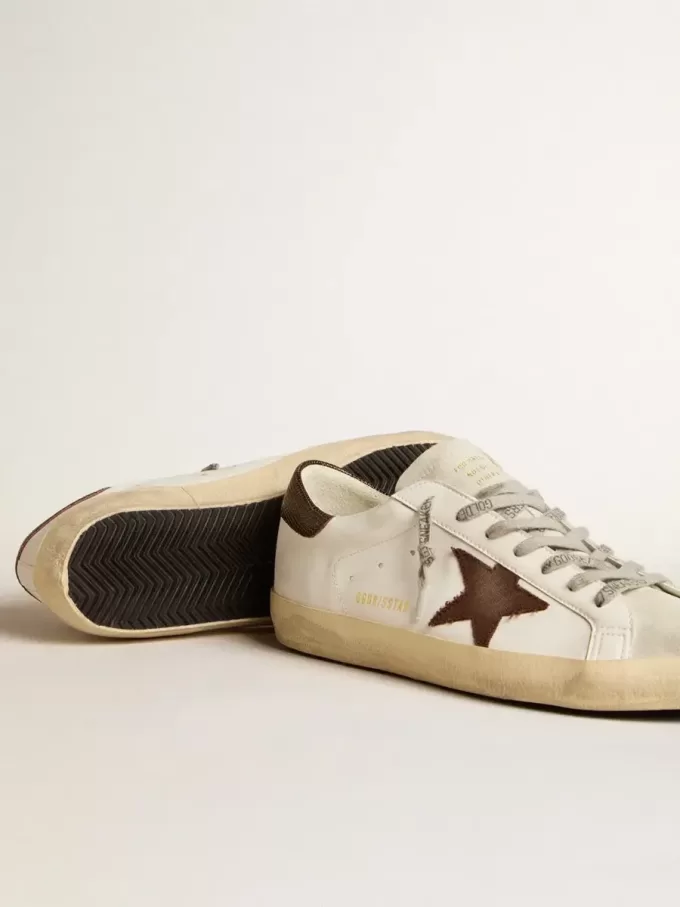 Super-Star da uomo in materiale biologico con stella in tela e linguetta sul tallone in pelle marrone scuro Super-Star da uomo in materiale biologico con stella in tela e linguetta sul tallone in pelle marrone scuro
