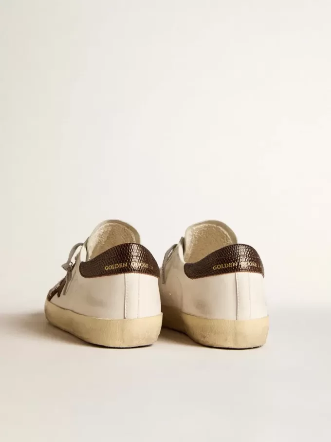 Super-Star da uomo in materiale biologico con stella in tela e linguetta sul tallone in pelle marrone scuro Super-Star da uomo in materiale biologico con stella in tela e linguetta sul tallone in pelle marrone scuro