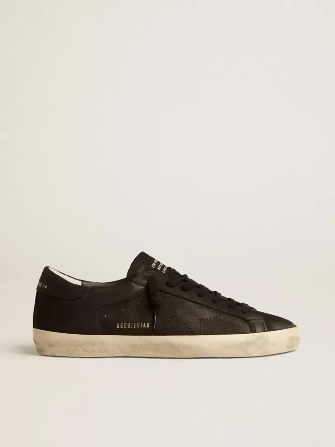 Super-Star da uomo in nabuk nero con stella traforata e linguetta sul tallone in nabuk nero Super-Star da uomo in nabuk nero con stella traforata e linguetta sul tallone in nabuk nero